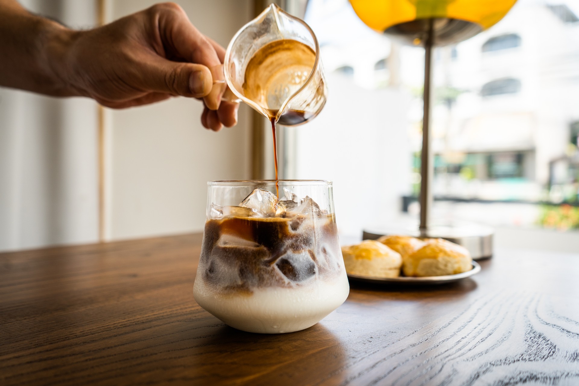 Barista asiática prepara bebidas de café em um café